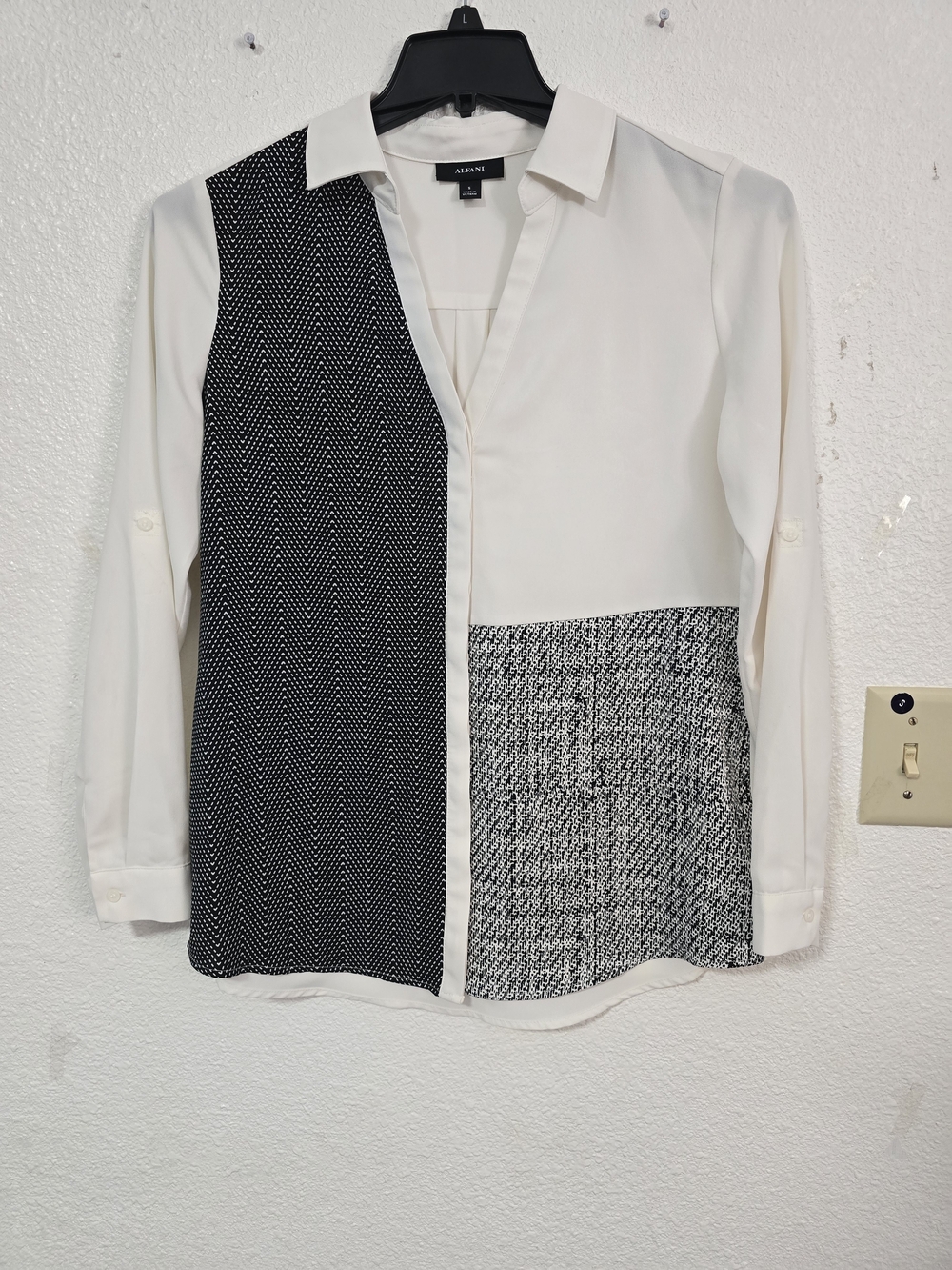 ​Alfani Women's White & Black Colorblock V-Neck Blouse Size S